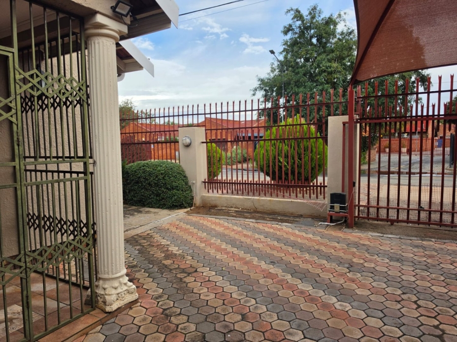 3 Bedroom Property for Sale in Rhodesdene Northern Cape
